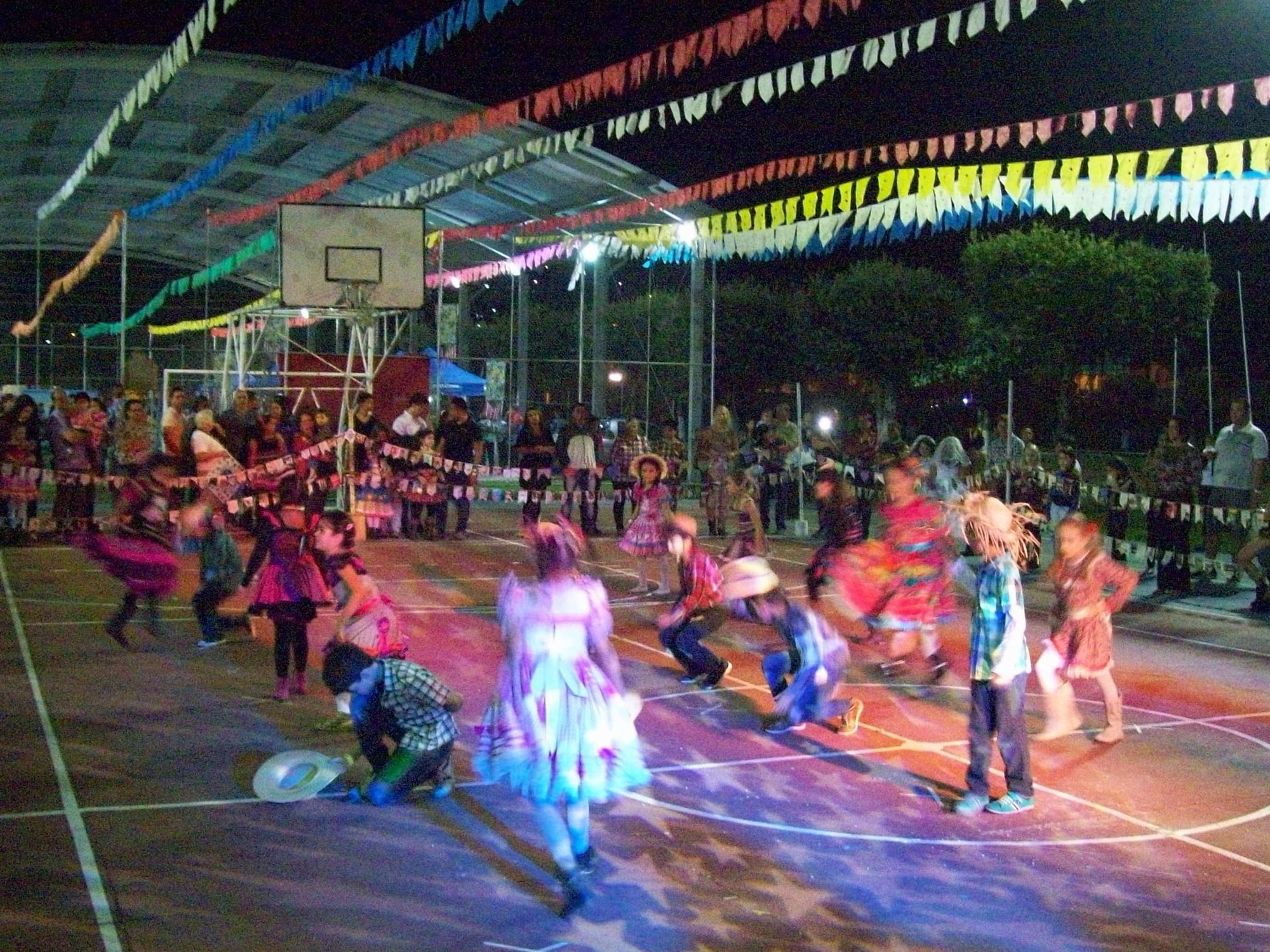 Crianças dançam quadrilha em festa junina de escola em Coronel Fabriciano, MG