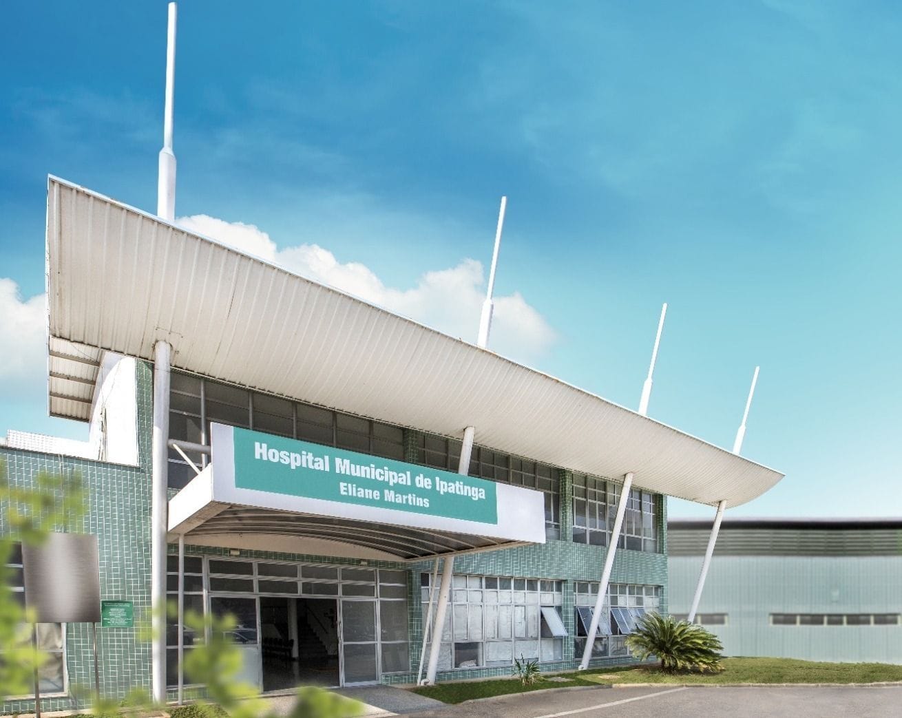 Fachada do Hospital Municipal de Ipatinga Eliane Martins, com identificação da unidade na entrada