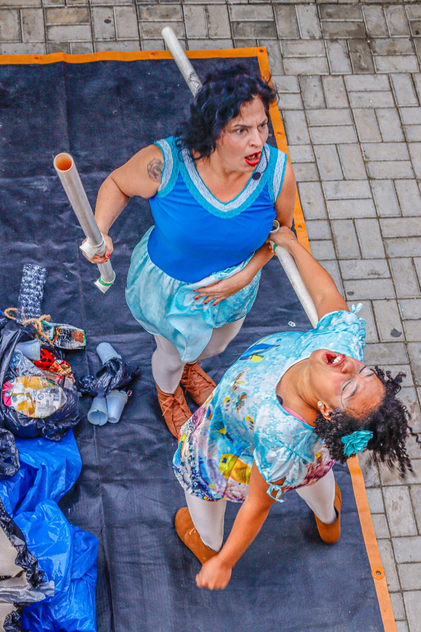 Duas atrizes durante apresentação do Grupo de Teatro Farroupilha