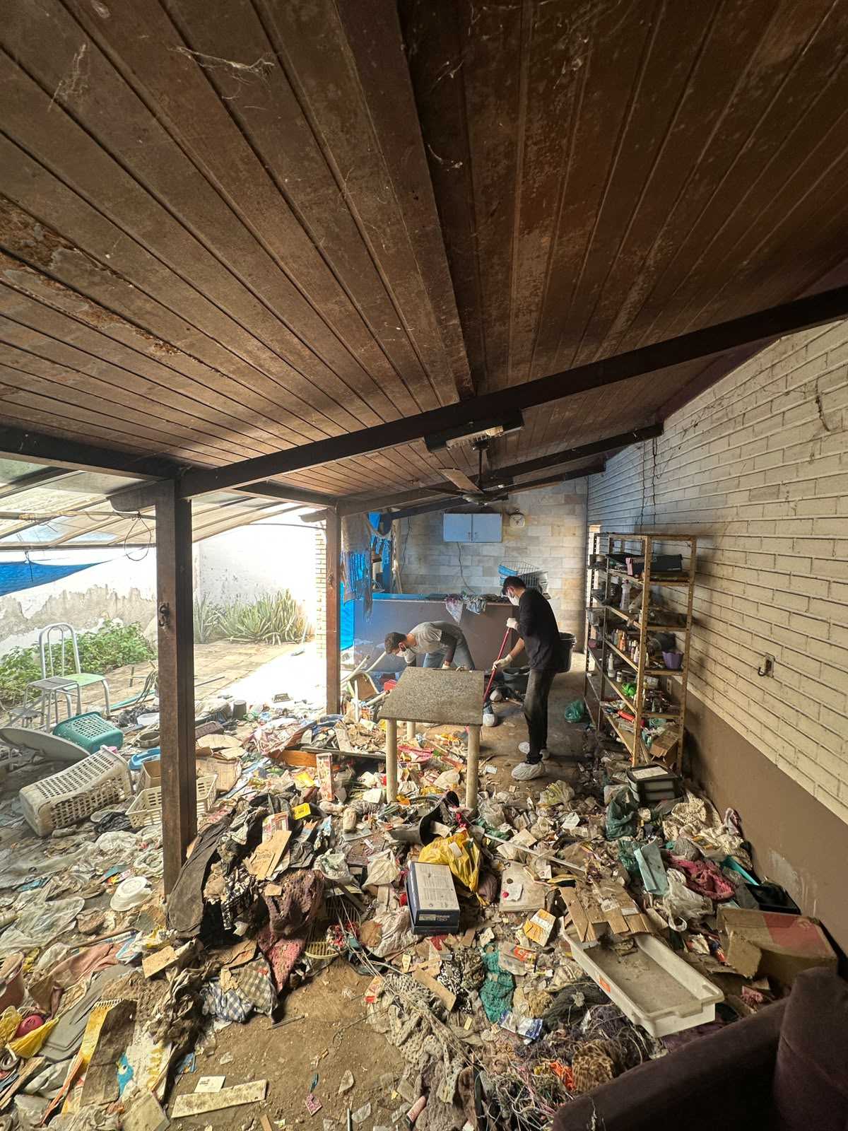 Equipes municipais realizam limpeza assistida em imóvel com grande volume de materiais acumulados em Ipatinga