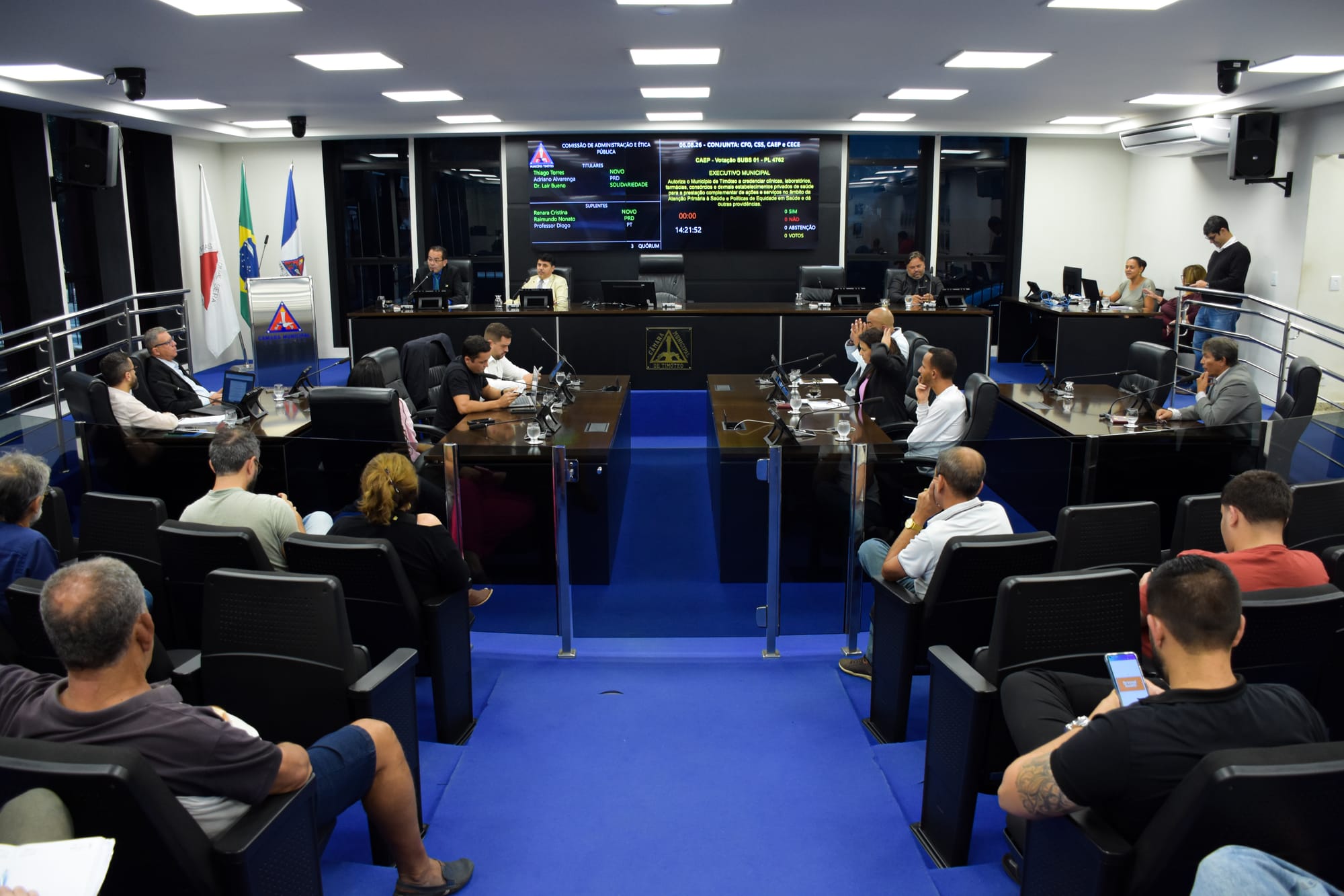 Plenário da Câmara Municipal de Timóteo durante reunião legislativa em 6 de agosto de 2026