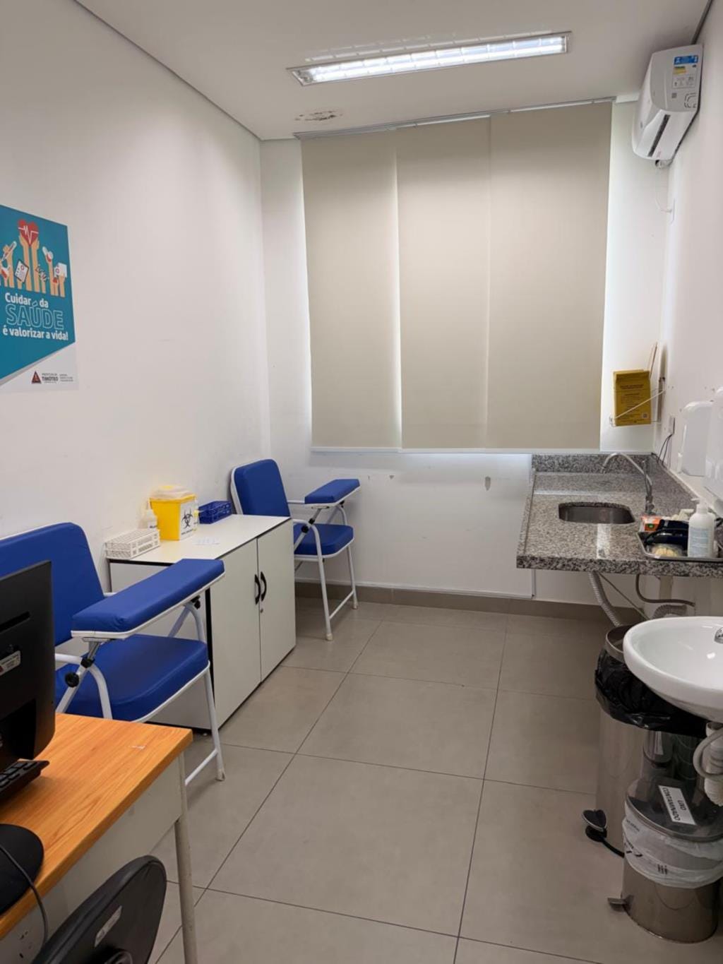 Sala de coleta de exames da UBS Limoeiro, em Timóteo, com cadeiras de coleta, bancada e equipamentos, sem pacientes
